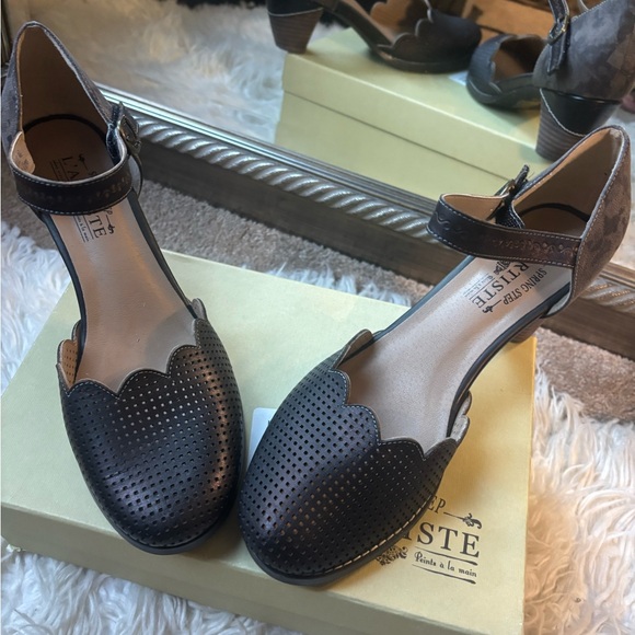 L'Artiste Brown and Tan Scalloped Heels - Picture 2 of 6